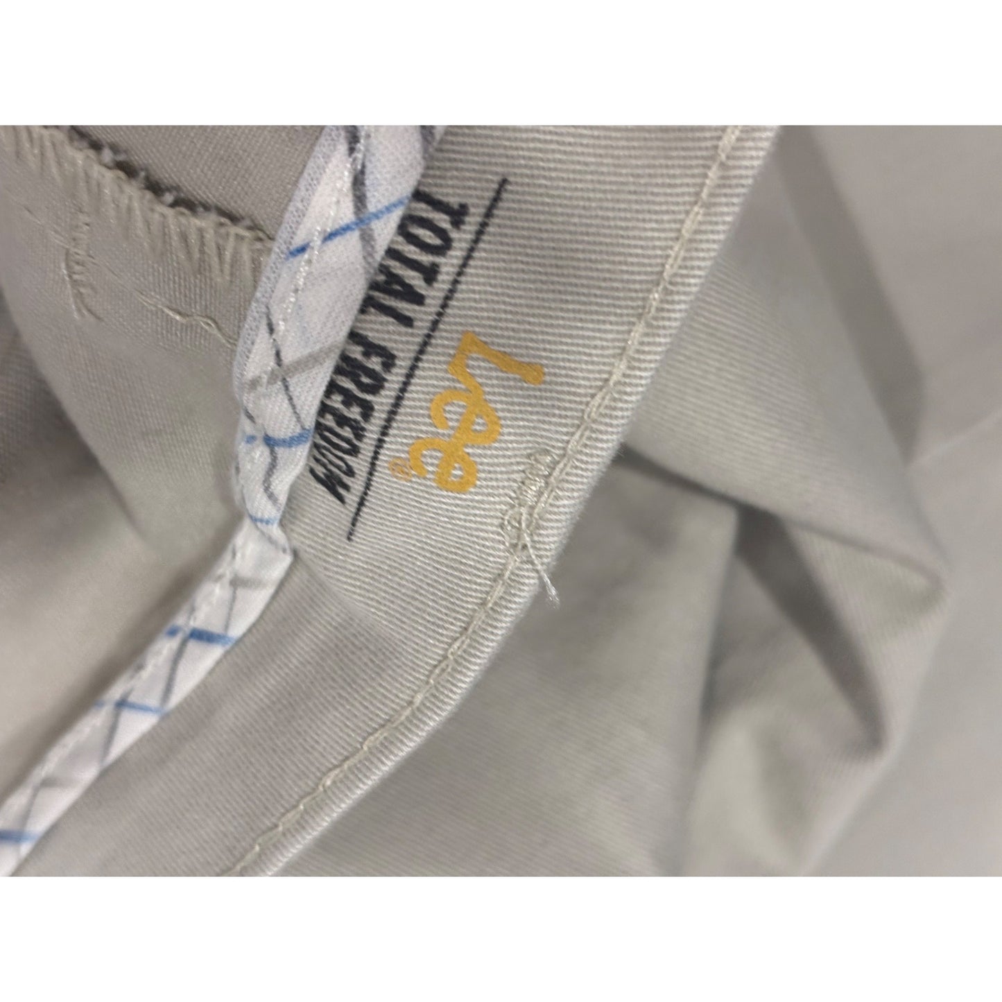 Lee Mens Total Freedom Khaki Pants 42X32 Relaxed Fit Wrinkle-Resistant Beige Cotton Blend