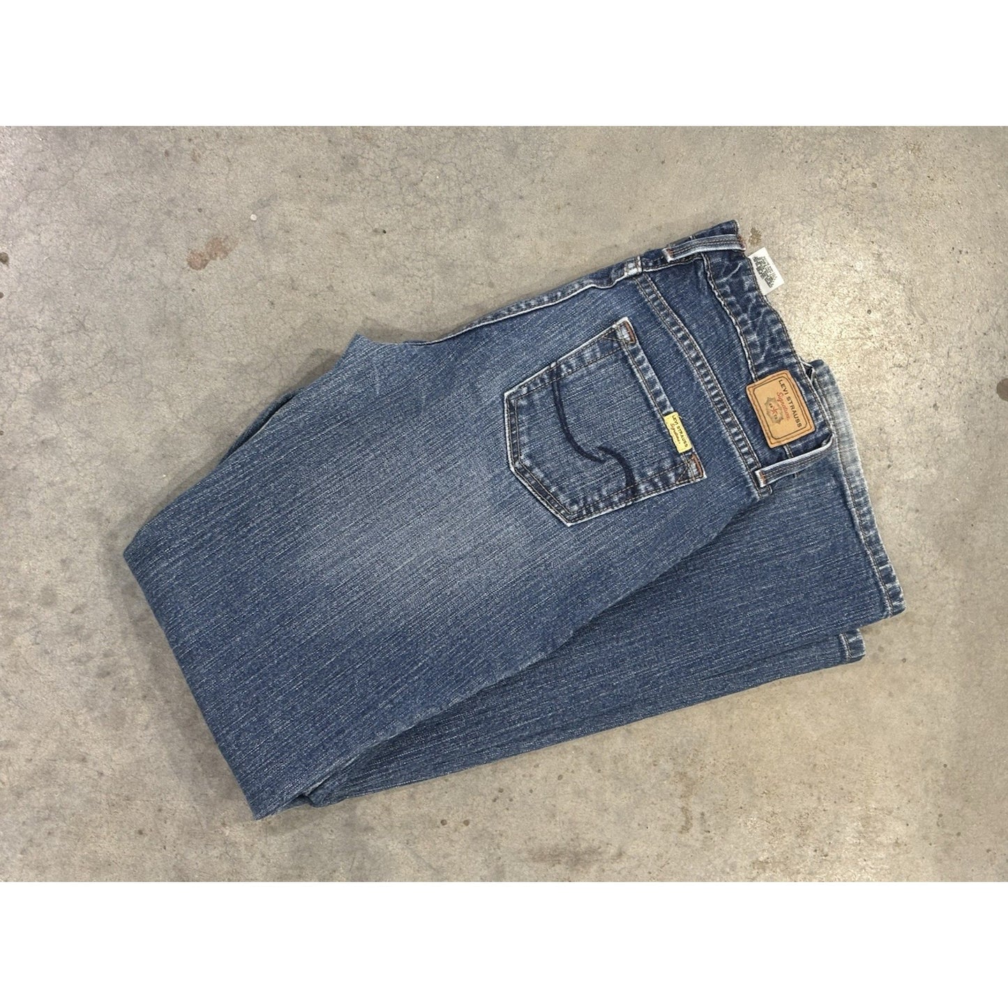 Levis Strauss Bootcut Jeans Womens Size 6 Blue Light Wash Mid Rise Denim Zip