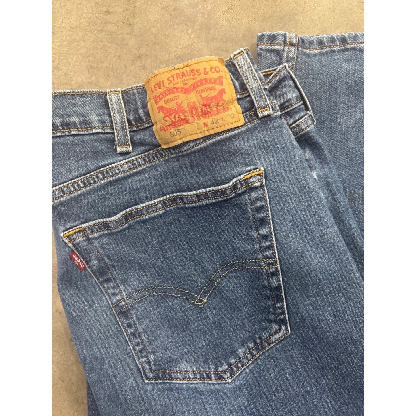 Levis 505 Regular Fit Mens Jeans W42 L32 Medium Wash Denim