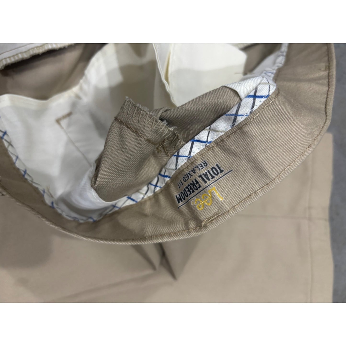 Lee Total Freedom Relaxed Fit Mens Khaki Pants 42 X 32 Cotton Blend