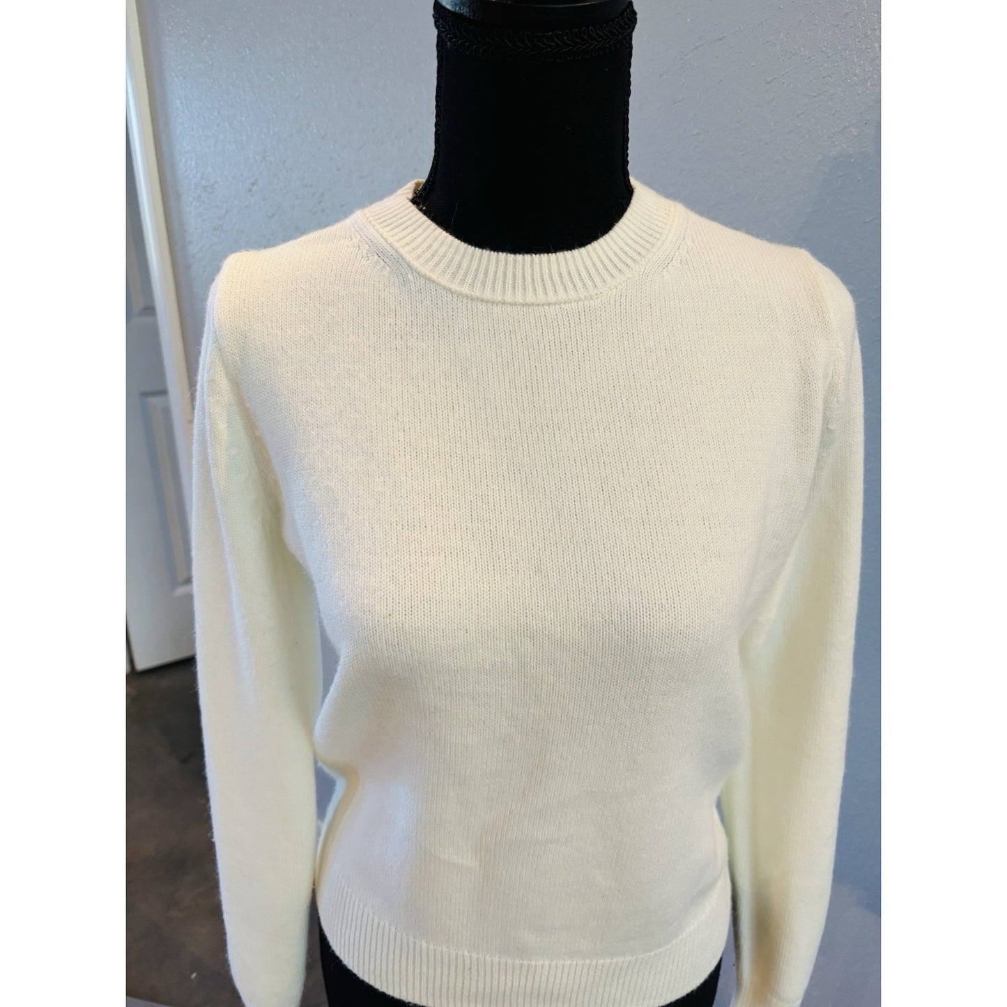 Banana Republic Ecru Crewneck Sweater Woman’s Size Small