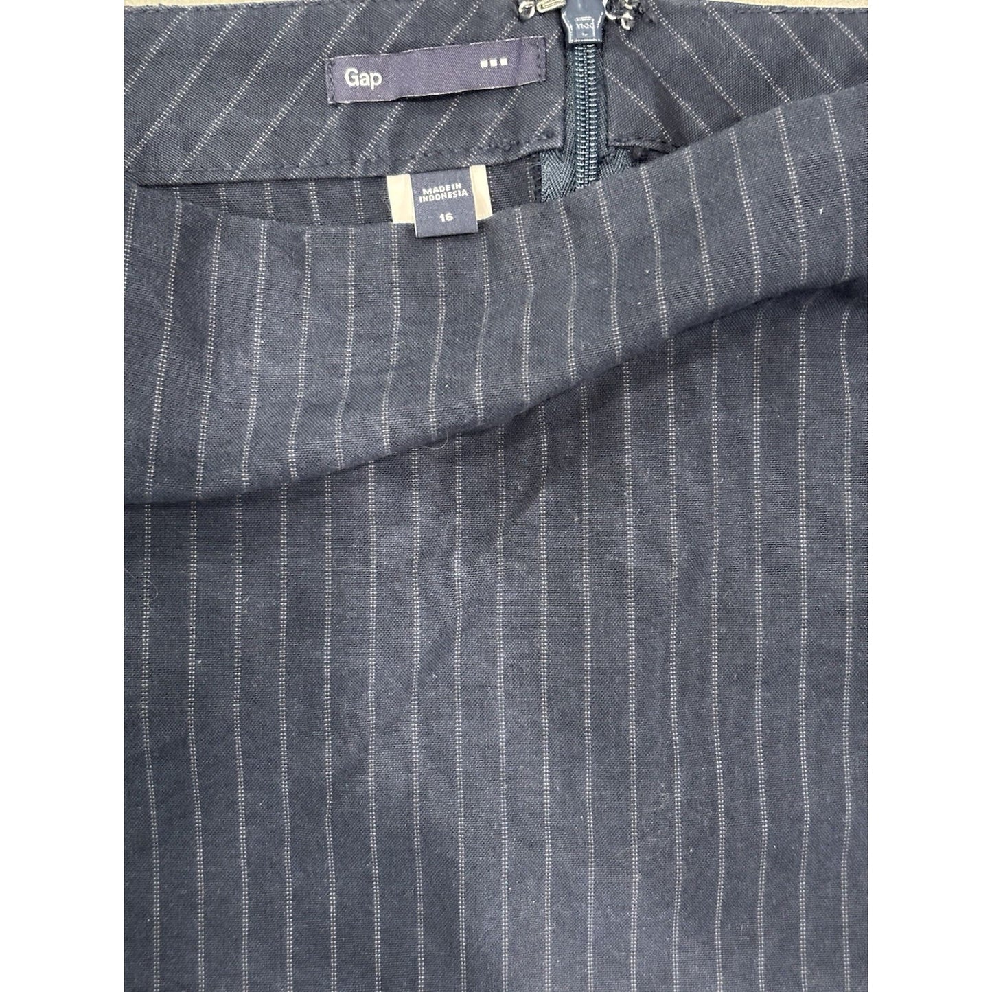 Gap Woman’s Navy Pinstriped Skirt Size 16