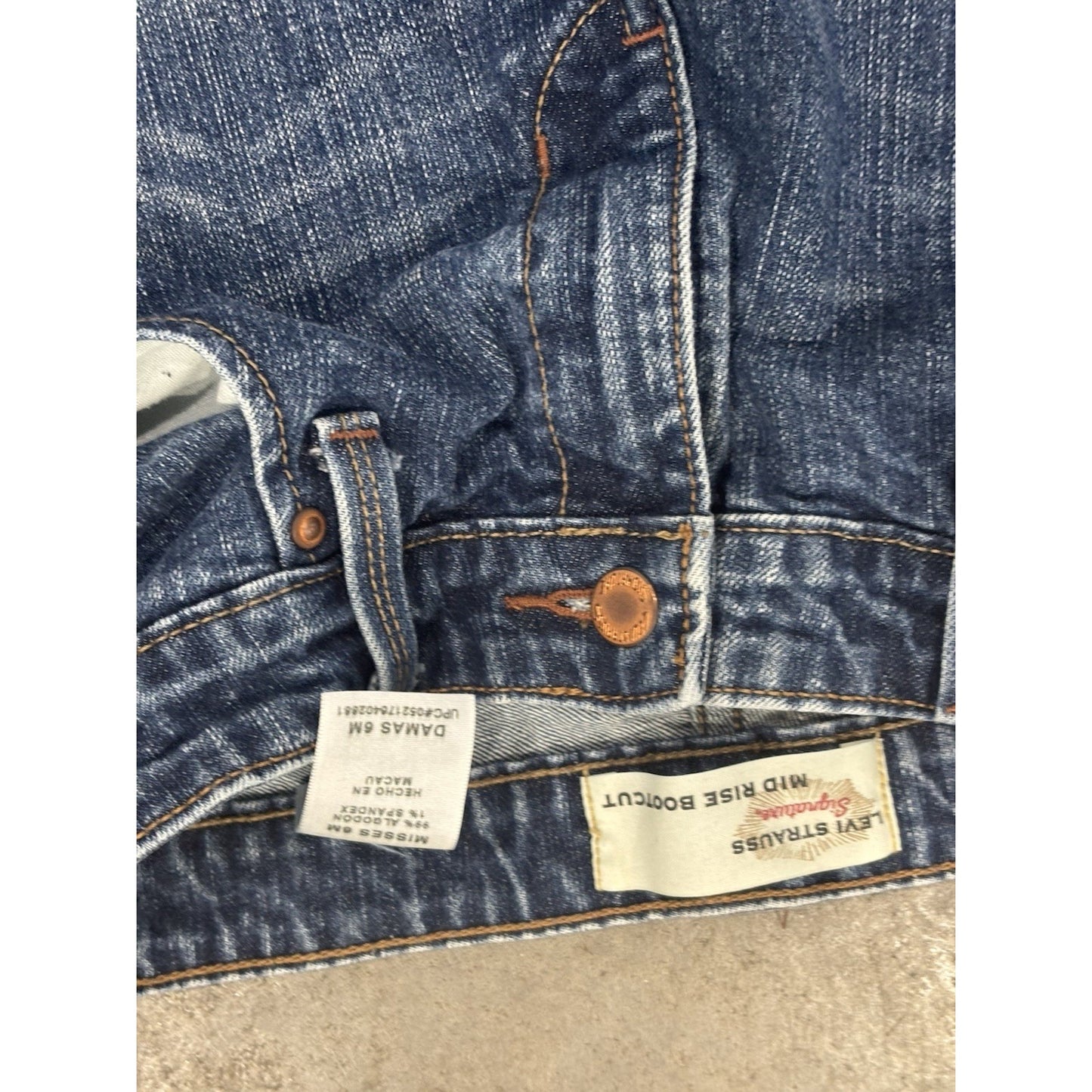 Levis Strauss Bootcut Jeans Womens Size 6 Blue Light Wash Mid Rise Denim Zip