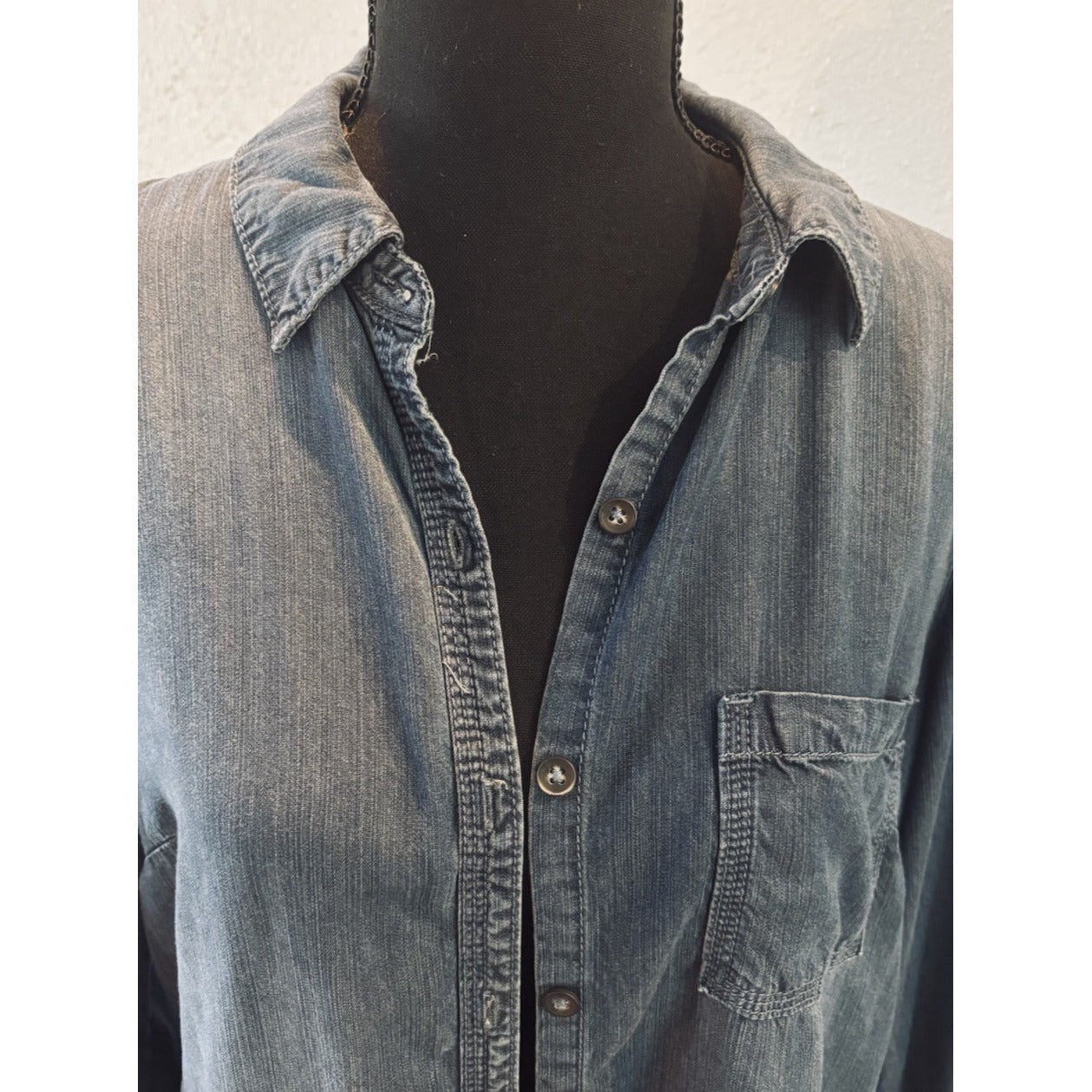 Maurice’s Woman’s Chambray Dark wash Long Sleeve Shirt Size M Super Soft