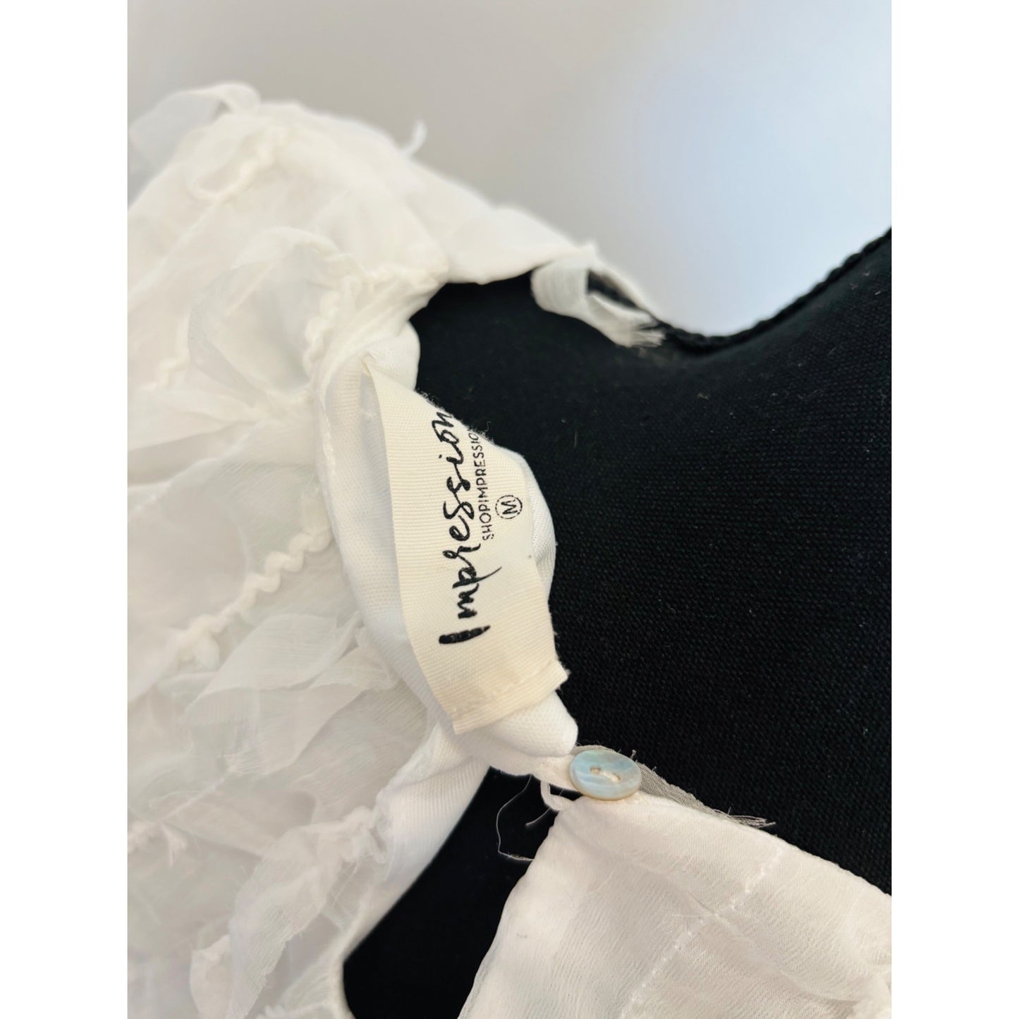 Impressions woman’s White Textured 3/4 Sleeve Blouse - M